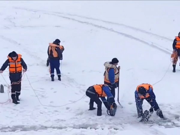 В Оренбурге распилили лёд на Сакмаре, чтобы избежать заторов во время паводка
