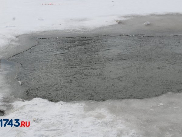 Два мальчика провалились под лёд у моста через Урал в Оренбурге