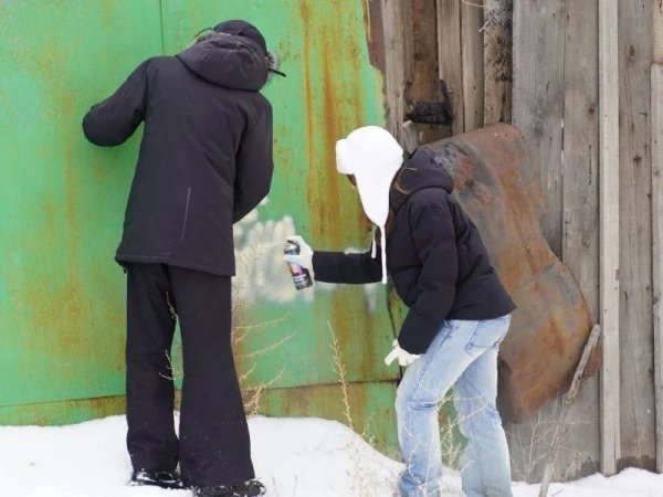 Активисты закрасили рекламу наркотиков на улицах Оренбурга