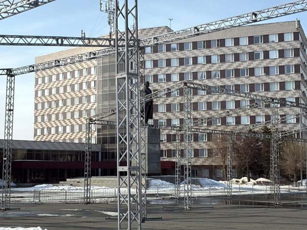 Перед домом Советов начали собирать трибуны для парада Победы