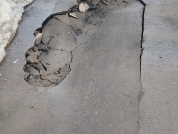 «На въезде во двор обвалился грунт»: жители Шевченко 34 опасаются за возможные последствия