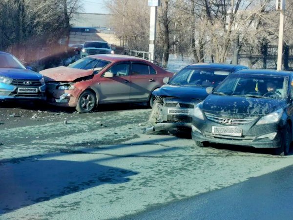Две автомобильные аварии парализовали движение в Оренбурге