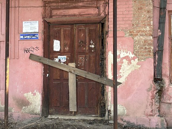 Вандал не пройдет: разрушающиеся исторические здания Оренбурга заколотили досками