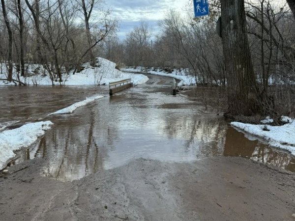 В районе Каргалы закрыли мост из-за перелива воды