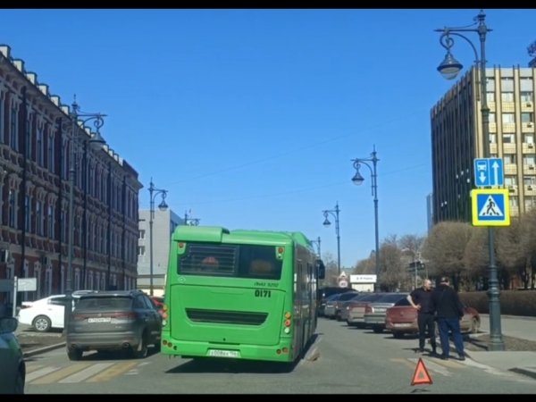 ДТП на Комсомольской: автобус угодил в выбоину