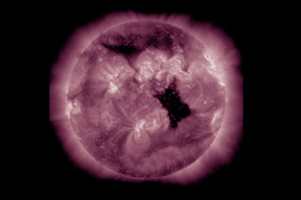 Солнечный шторм со 2 по 4 апреля: сильные магнитные бури и полярные сияния уже начались