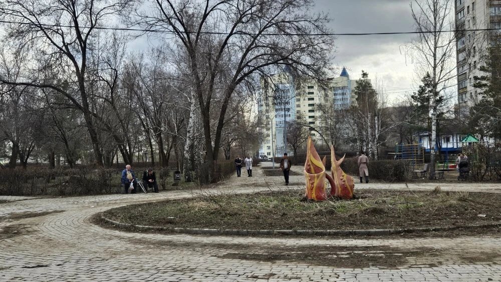 Запущенный сквер на пересечении улиц Новая и Терешкова в Оренбурге, которому присвоили имя Владимира Жириновского