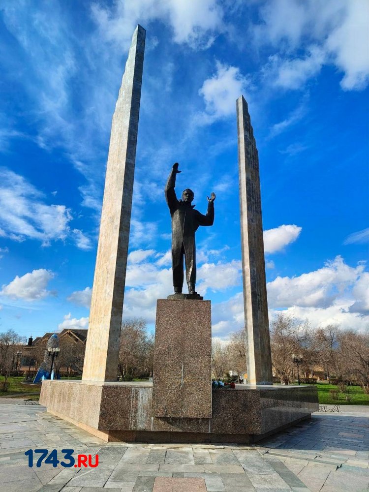 памятник Юрию Гагарину в Оренбурге 
