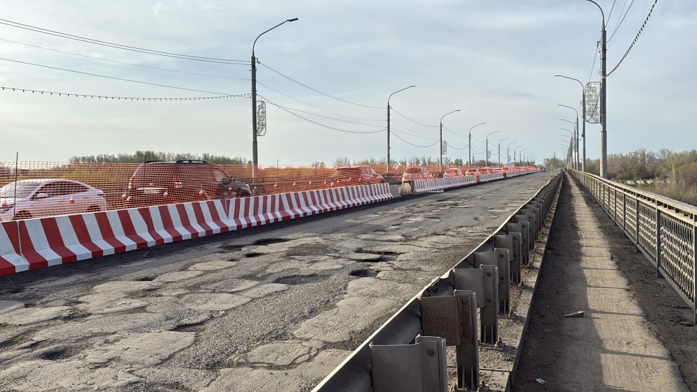 пробки из-за перекрытого моста через Урал пробки из-за перекрытого моста через Урал