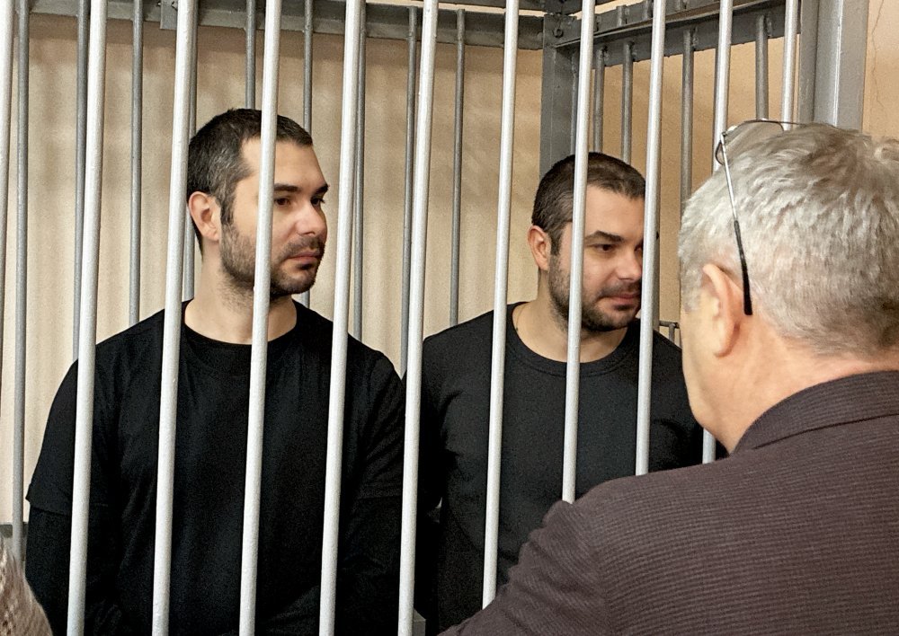 Братья Макаровы в зале суда