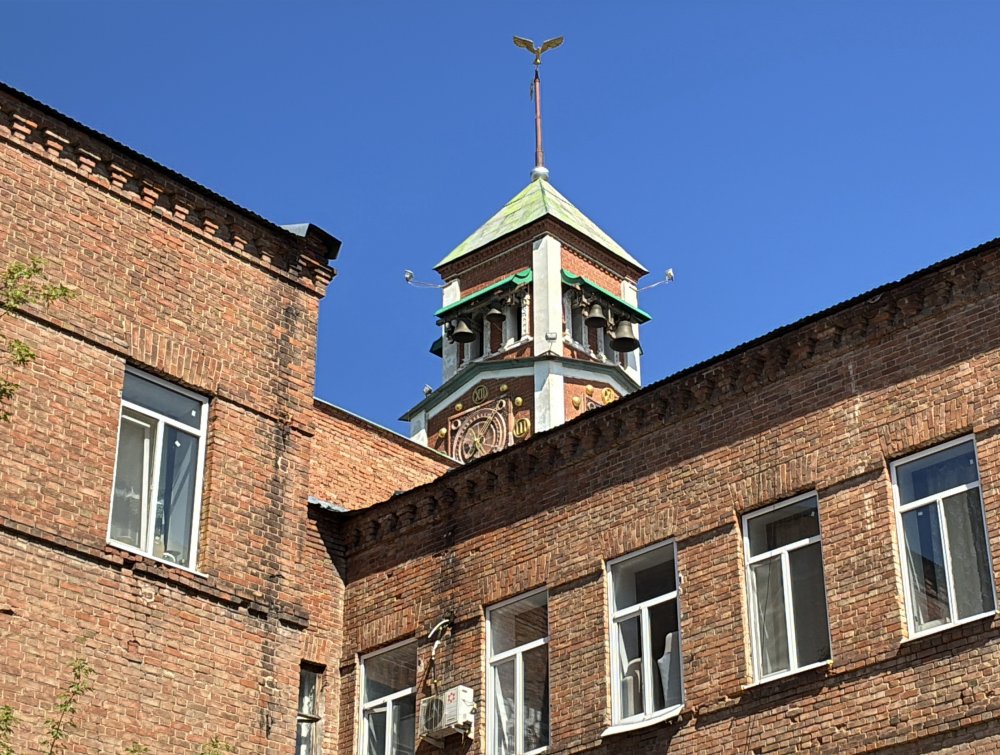 Башня с курантами в Оренбурге с непривычного ракурса. Фото 1743.ru