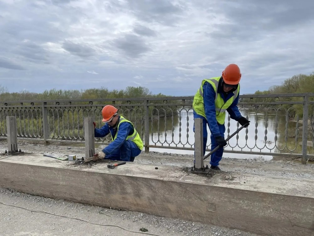 ремонтные работы на мосту через Урал