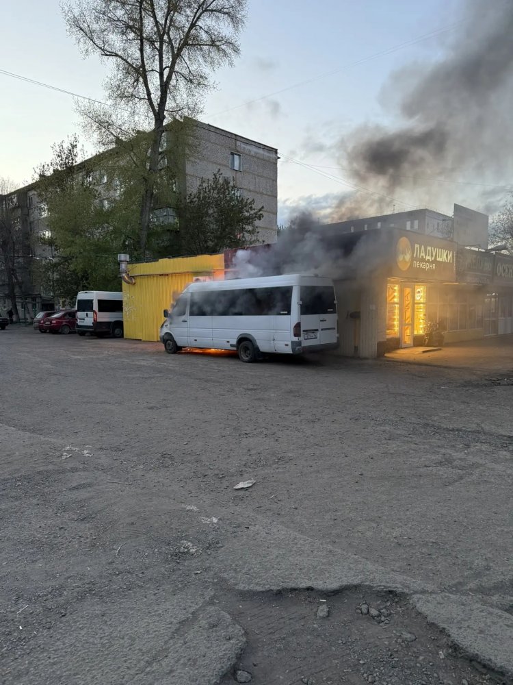 Загорелся припаркованный возле магазина автомобиль 