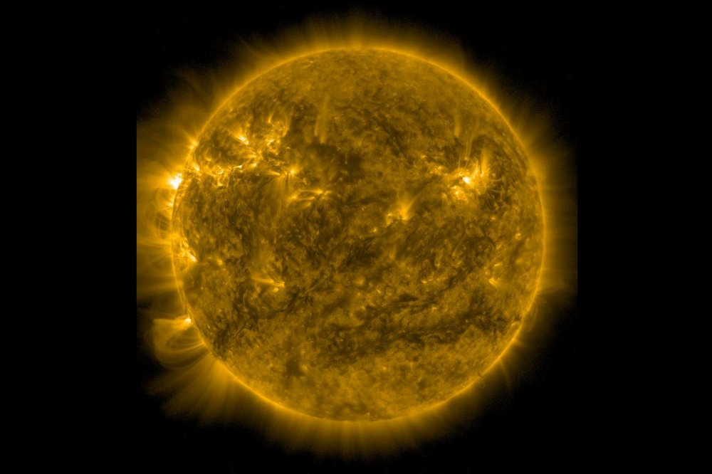 Солнце резко активизировалось: что означает двойной выброс и какую опасность он несет