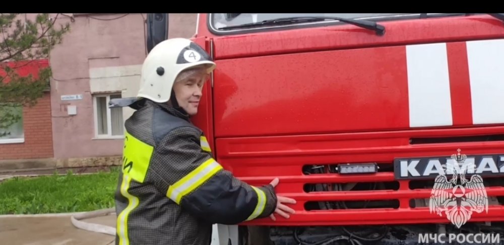 водитель прощается со своим автомобилем