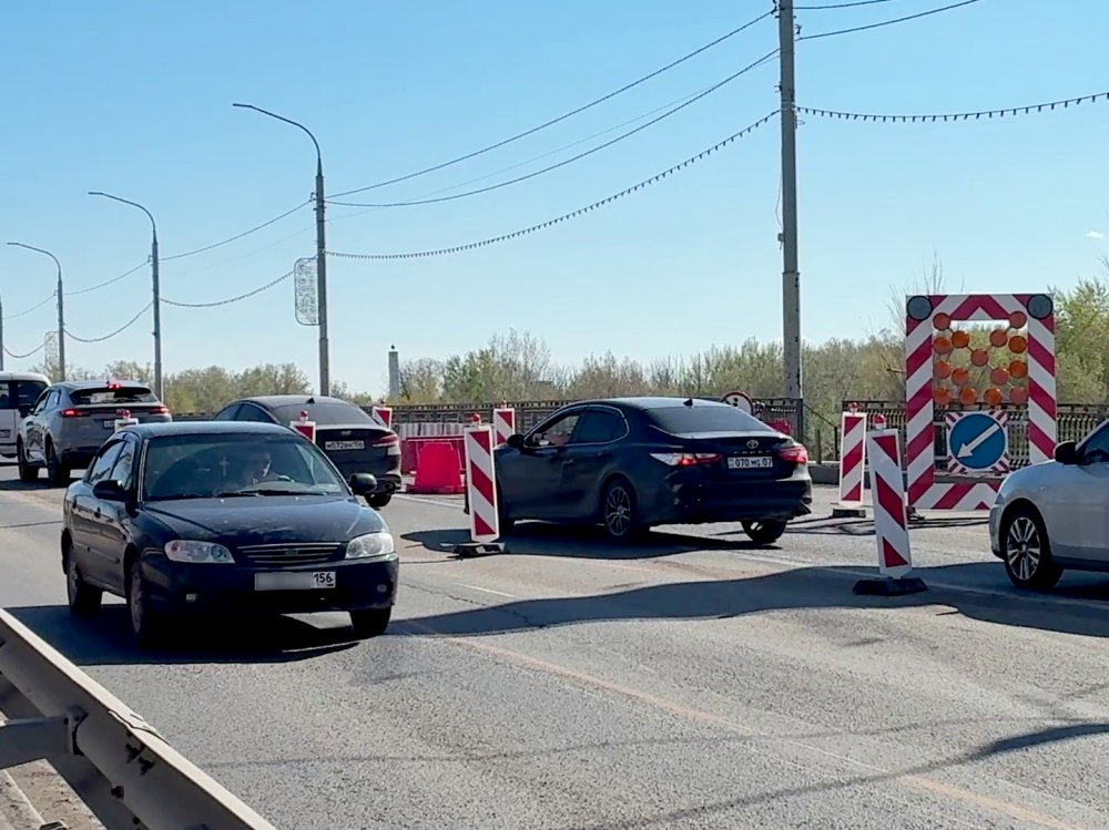 Движение на мосту через Урал в Оренбурге во время ремонта. Фото 1743.ru