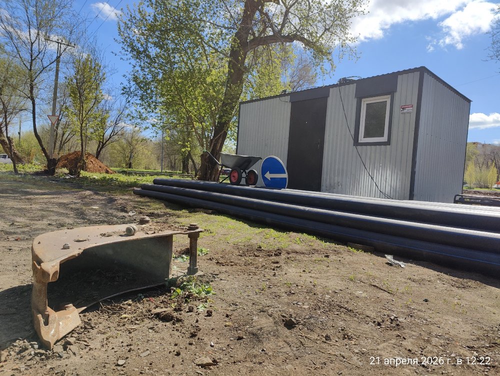 При укладке среза, сломал крышку люка и засыпал колодец