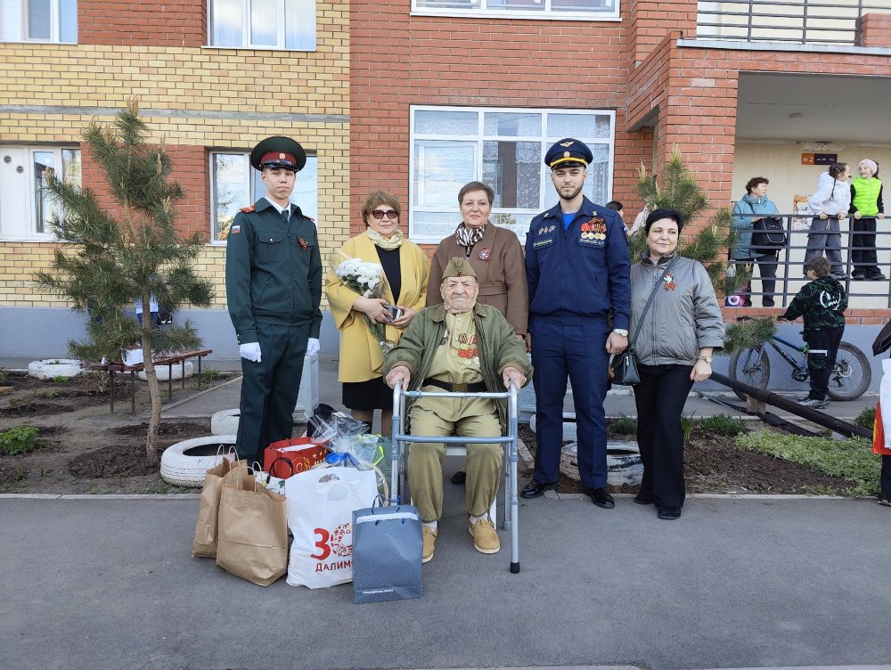 Иван Андреевич Шевченко принимает поздравления 