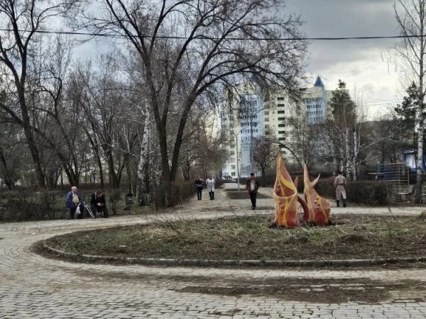 Запущенный сквер на пересечении улиц Новая и Терешкова в Оренбурге, которому присвоили имя Владимира Жириновского