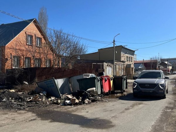 Осторожно, мусорка! Контейнерная площадка в Оренбурге создает угрозу движению транспорта