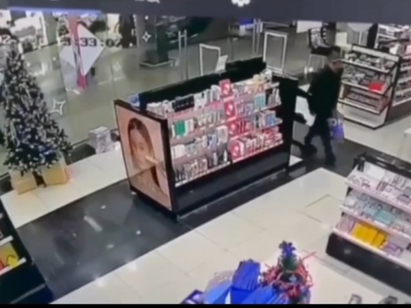 4 флакона духов, продукты и алкоголь: в Оренбурге поймали серийного магазинного вора