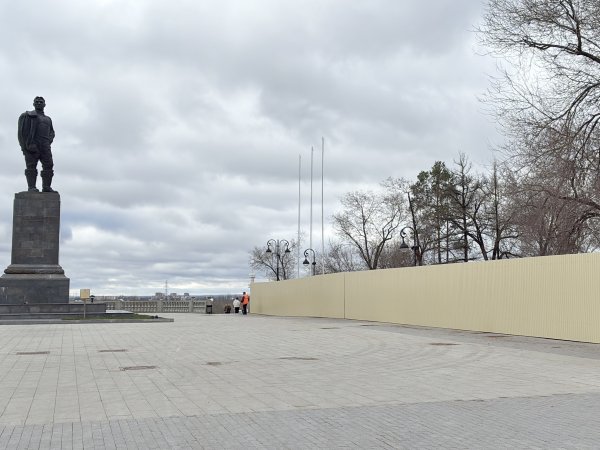 На месте снесенных кафешек на Беловке установили глухой забор