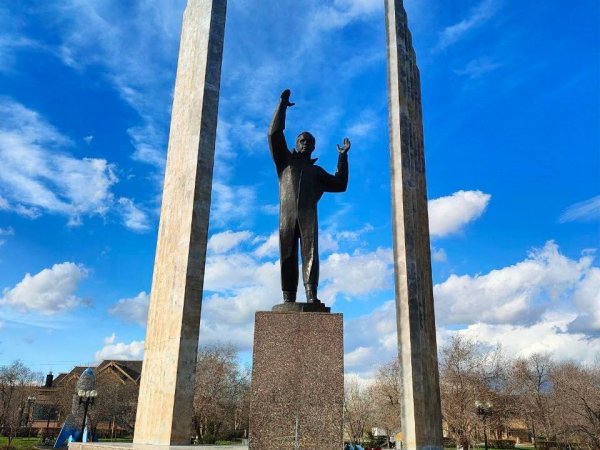 памятник Юрию Гагарину в Оренбурге 