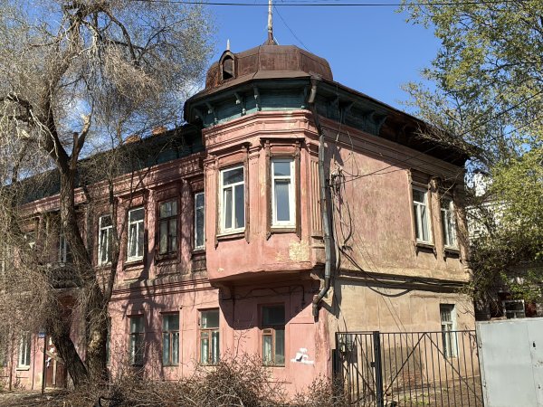Мэрию Оренбурга оштрафовали на 100 000 за особняк в стиле модерн