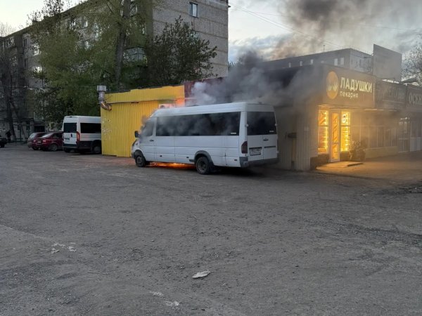 Загорелся припаркованный возле магазина автомобиль 