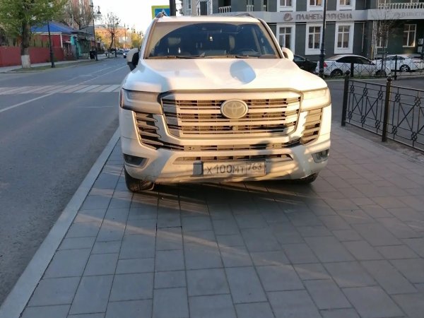 Я паркуюсь где хочу: в чат Наркора летят фото нарушителей с разных концов Оренбурга