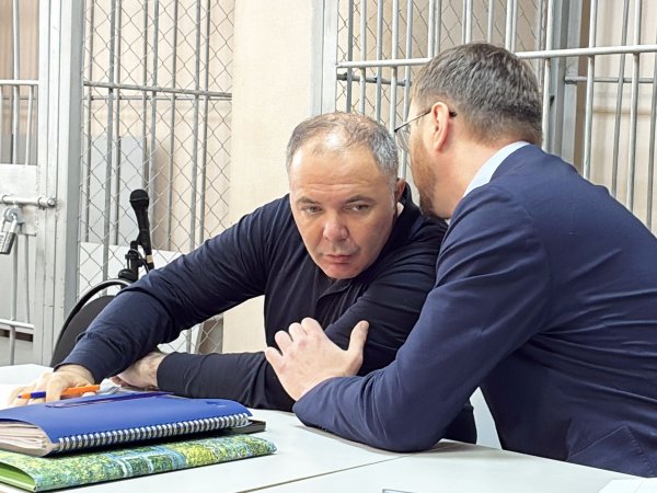 Александр Самбурский с адвокатом в зале суда. Фото 1743.ru