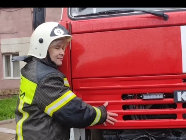 водитель прощается со своим автомобилем