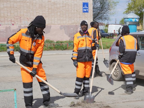 Чернокожие дворники-франкофоны из Сенегала приводят Оренбург в порядок