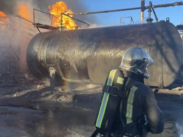 В Оренбурге на Донгузской горит нефтебаза
