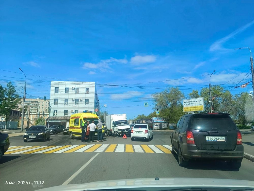 на месте работают полиция и скорая 