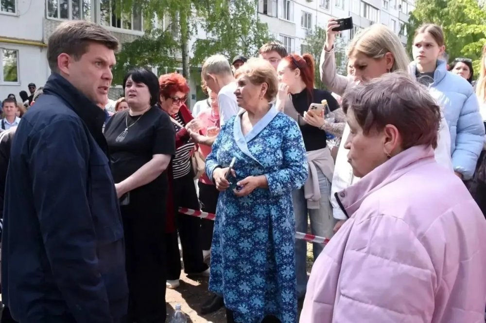 Альберт Юмадилов с жильцами дома, на который упал беспилотник