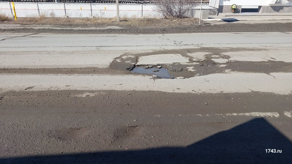 выбоина на дороге