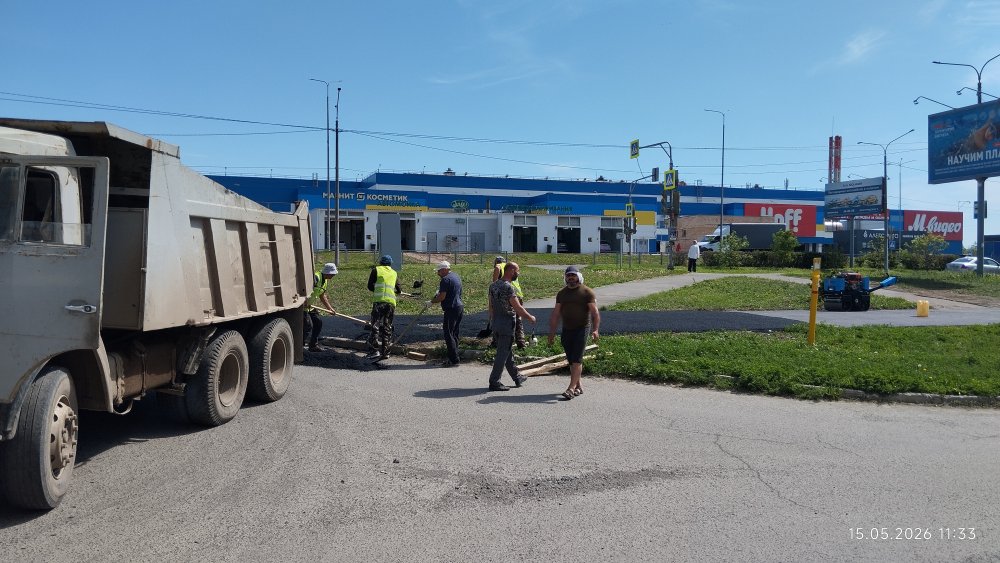новый асфальт кладут прямо поверх старого