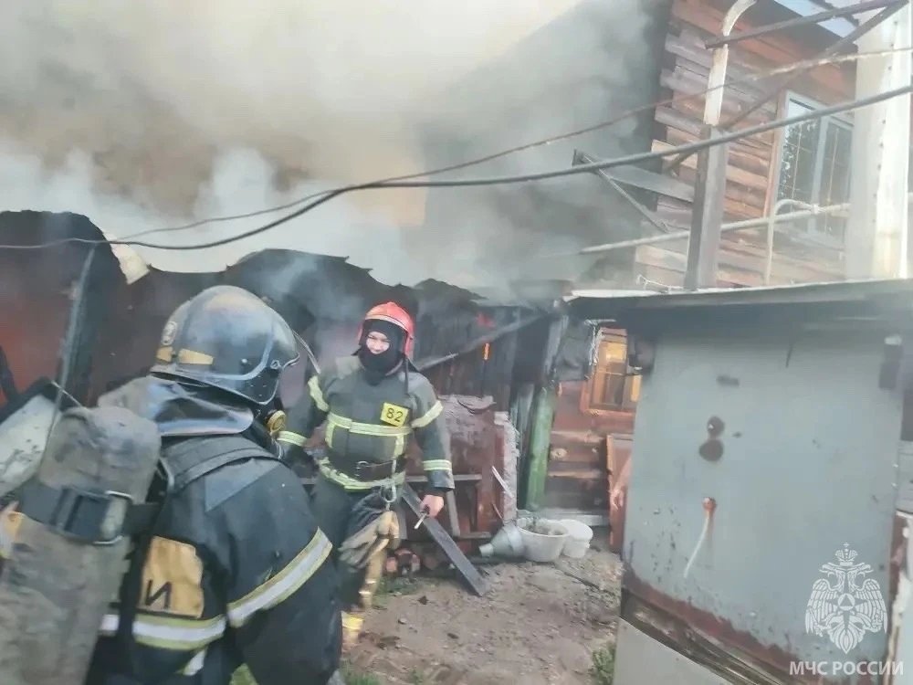 пожарные потушили открытый огонь