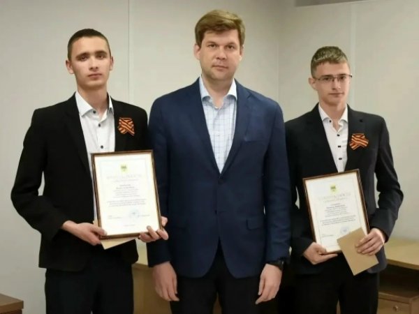 Оренбургских студентов, которые помогли людям выбраться из горящего дома, поблагодарил глава города