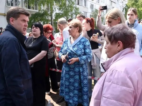 Альберт Юмадилов с жильцами дома, на который упал беспилотник