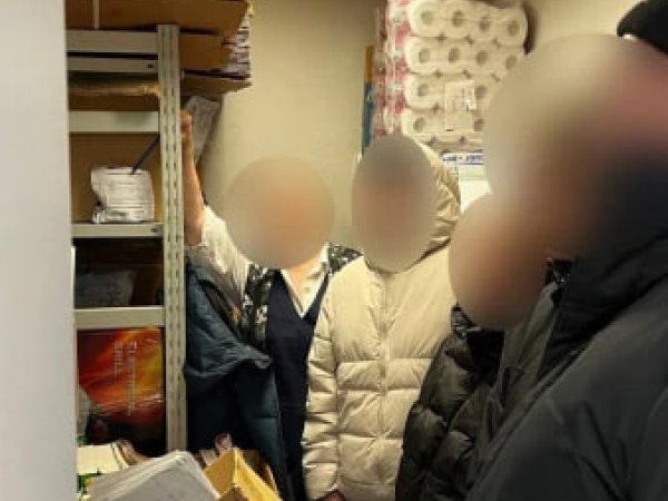 После кражи из пункта выдачи у пары в Оренбурге нашли наркотики и капсулы для сбыта
