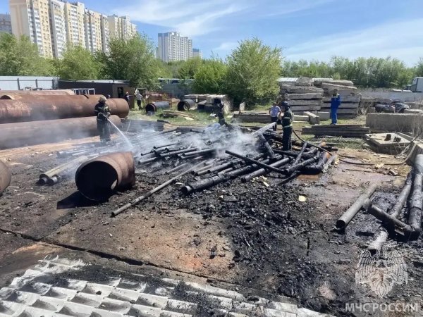 Пожарные тушат горящие покрышки на улице Транспортной