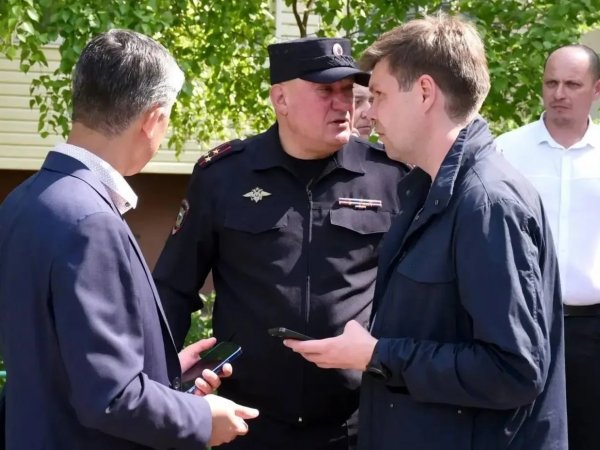 Глава города и представители спецслужб 