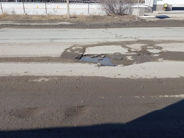 выбоина на дороге