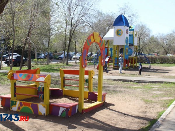 В четырёх дворах Оренбурга появятся новые качели, тренажёры и игровые площадки