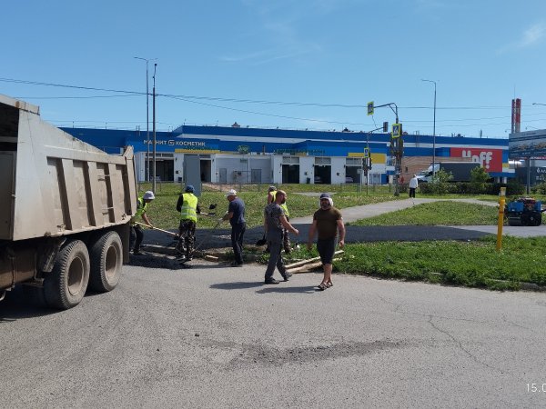 новый асфальт кладут прямо поверх старого