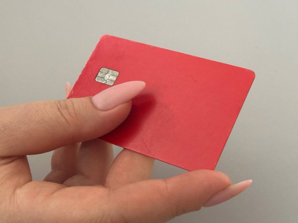 Продал банковскую карту за 10 тысяч: в Оренбурге студент техникума стал фигурантом уголовного дела