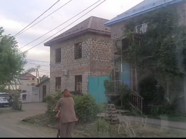 по проезжей части вдвоем с ребенком на самокате