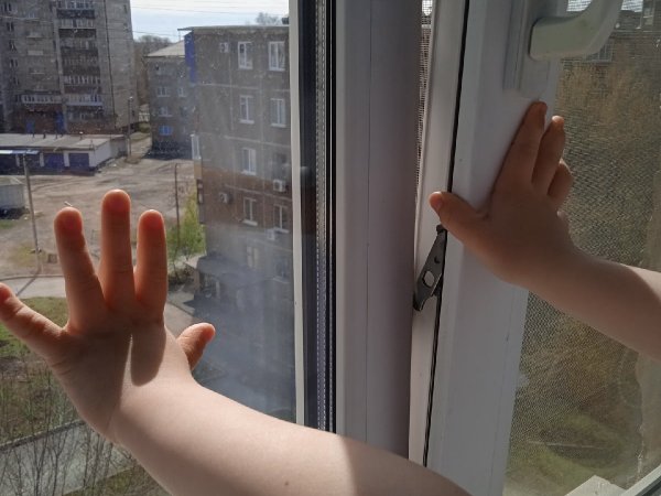 Количество несчастных случаев, связанных с выпадением детей из окон, возрастает